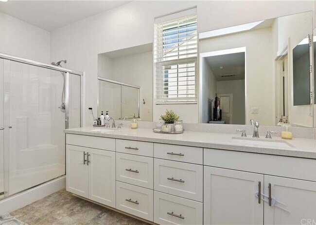 Building Photo - Located in the desirable Vista Bella community!   Don't miss the opportunity to make this your dr...