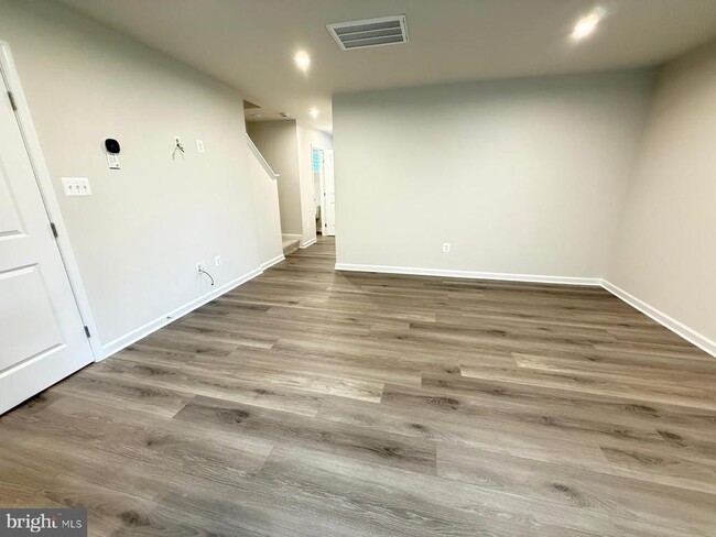Building Photo - 613 Laurelwood Dr