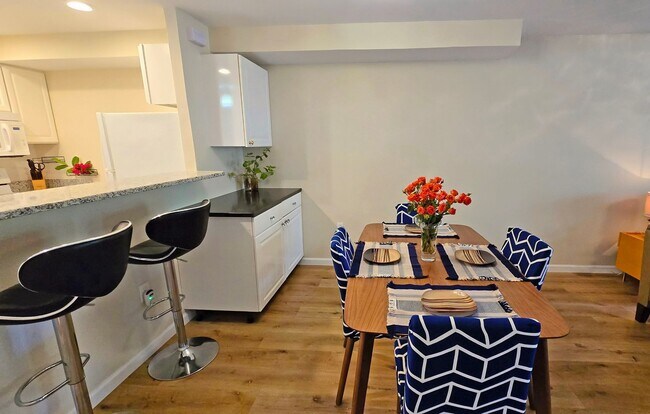 Building Photo - 2 BR/ 2.5 BA Townhome in Gated Community w...