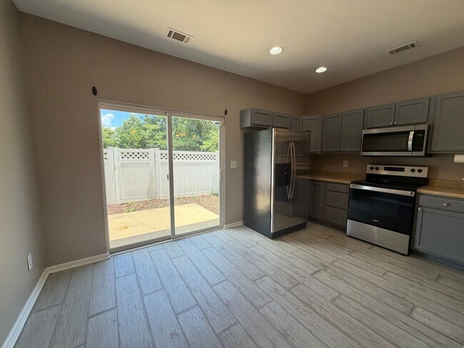 Building Photo - 422 Delta Dr