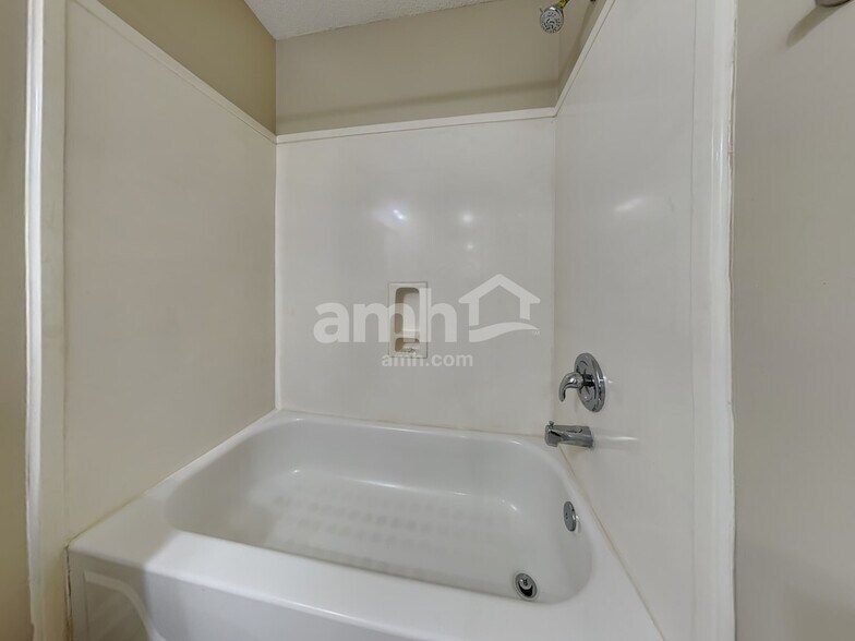 Building Photo - 6472 Daybreak Dr