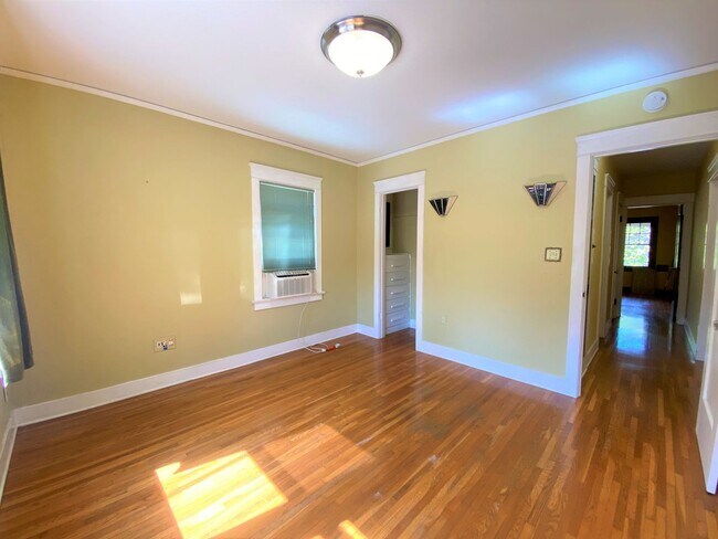 Building Photo - CHARMING! BACKYARD OASIS! REAL HARDWOOD FLOORS! FULL SIZED WASHER/DRYER! OFF OF ADAMS AVE!