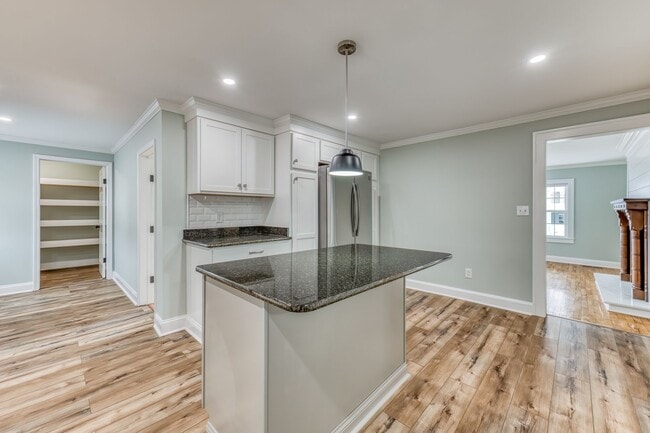 Building Photo - 5 Bedroom / 3.5 Bath Home Blountville, TN