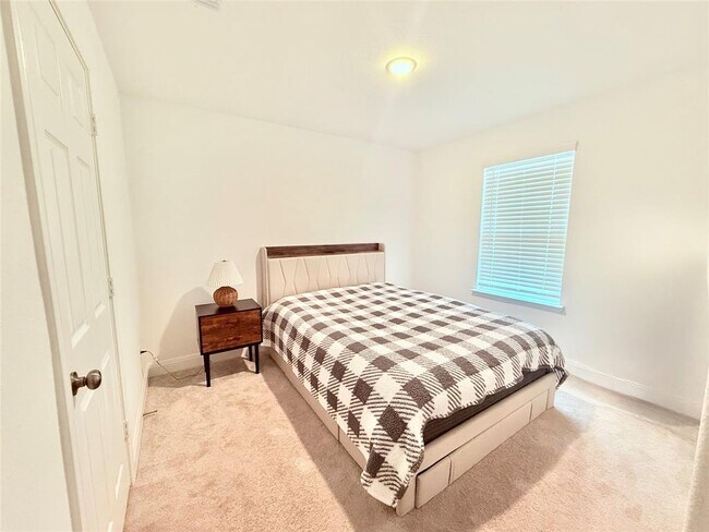 Building Photo - 513 Senca Pk