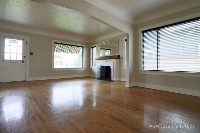 Building Photo - Charming Downtown Oxnard Home with Modern Amenities and Prime Location