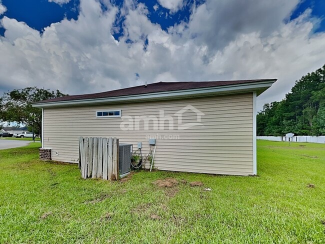 Building Photo - 155 Red Oak Dr