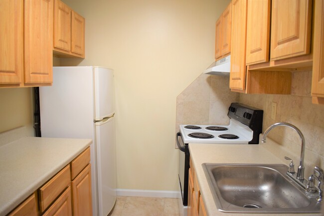Building Photo - 63 Glade St