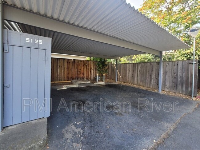 Building Photo - 5125 Gibbons Dr