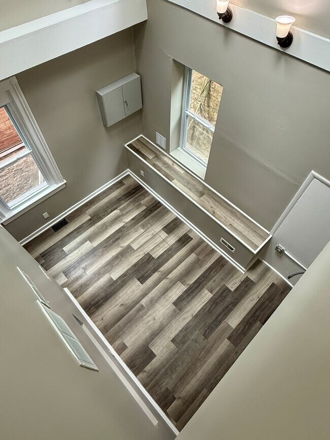 Building Photo - 3 bedroom apartment by UC campus!