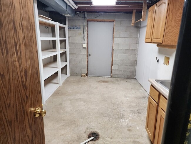 Building Photo - Three bedroom two bathroom house for rent