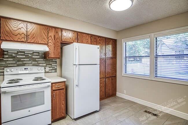 Building Photo - West Gate Area | LaCoruna Courts| Townhome | Unfurnished