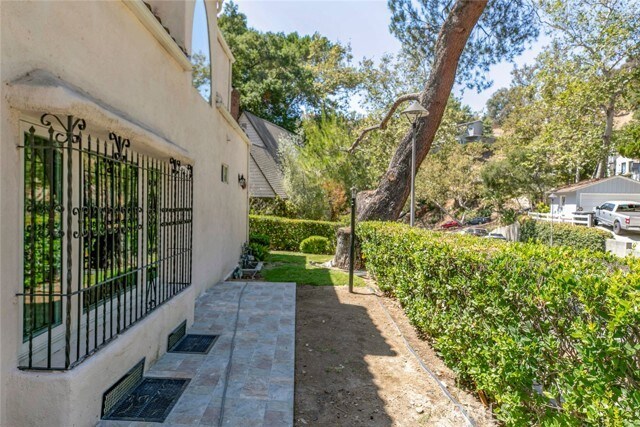 Building Photo - 2644 E Chevy Chase Dr