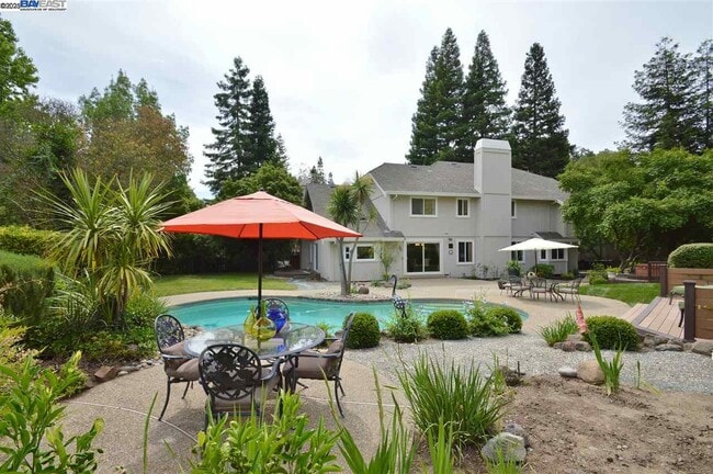 Building Photo - 2051 Pebble Dr