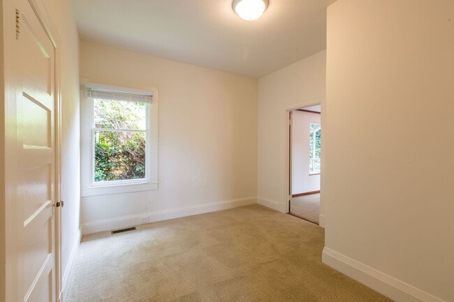 Building Photo - Mid Century Beauty in the Heart of the Banana Belt