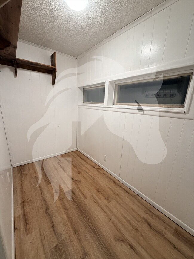 Building Photo - "Charming 4-Bedroom Home with Spacious Living at 840 North Windemere Drive, Moore, OK!"