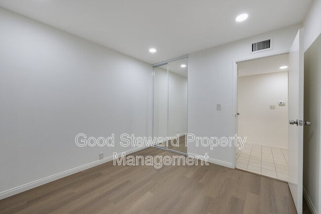 Building Photo - 5111 Roxborough Dr
