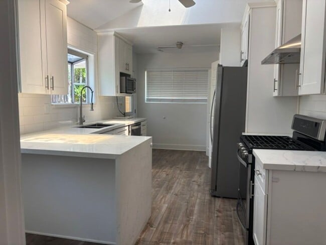 Building Photo - Remodeled 3 Bed 3 Bath House with Jacuzzi ...