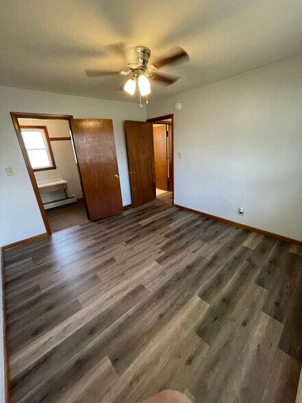 Bedroom with large closet - 916 Lennox St