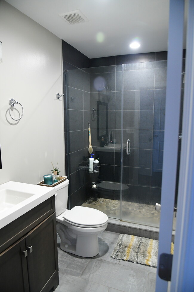 Master Bath - 6256 Osage Ave