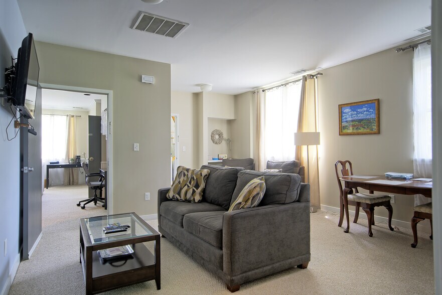 Building Photo - 2 Willets Pl
