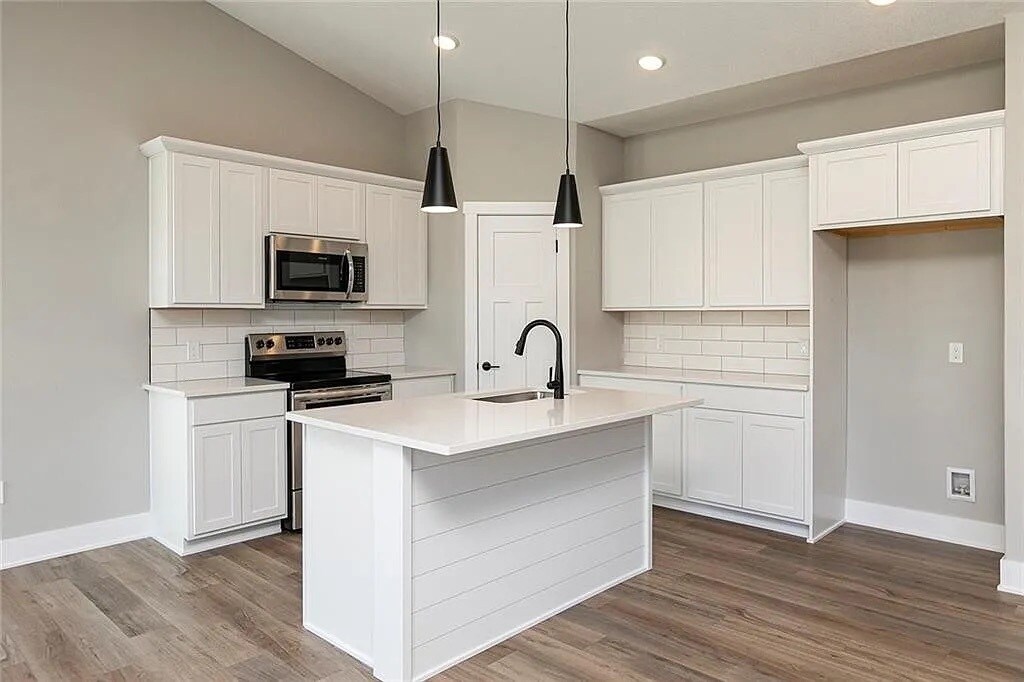 Building Photo - 529 Meadows Ct