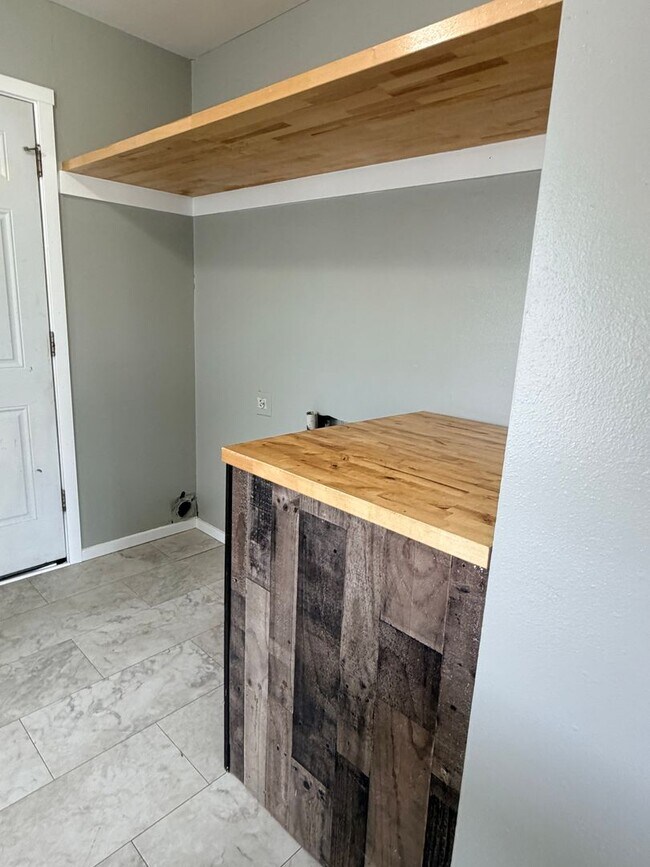 Building Photo - 1255 Montana St