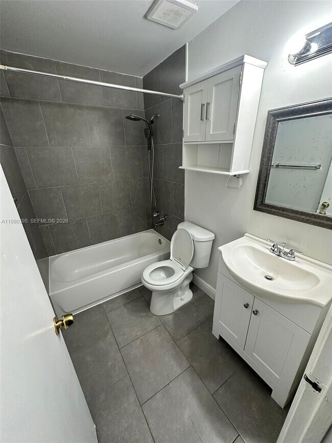 Building Photo - 6235 SW Kendale Lakes Cir