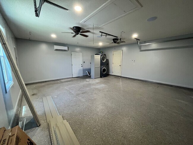 Building Photo - Great home avail in Hubert!  Mini split AC in garage perfect for personal gym!