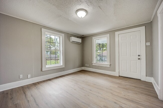 Building Photo - Freshly Updated 2 Bedroom House