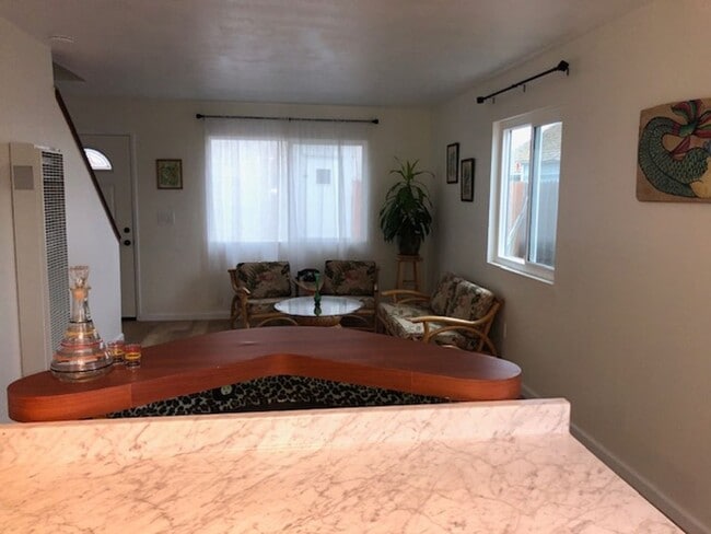 Building Photo - 2 bed 1.5 bath Apartment