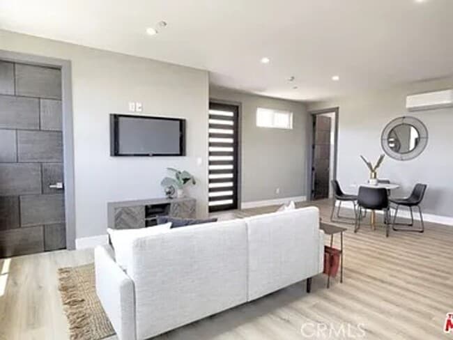 Building Photo - Private, Peaceful Studio Retreat in Prime Los Angeles Location