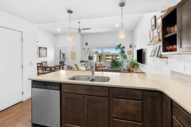 Building Photo - Top Floor-Gorgeous Unit Stunning Views-Luxury