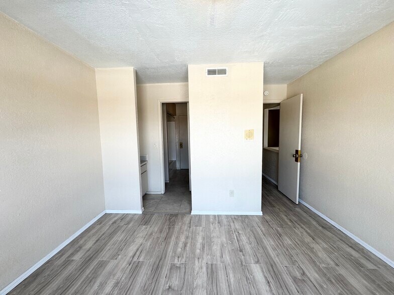 Building Photo - 401 NE 115th St