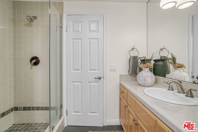 Building Photo - 837 Lincoln Blvd