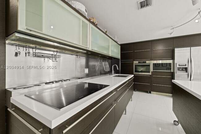 Building Photo - 6000 Collins Ave