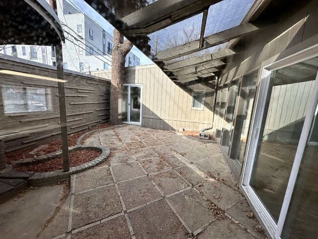 Building Photo - AVAILABLE JULY! Student Housing near DU Campus!