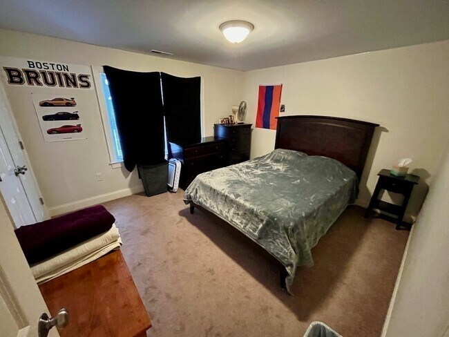 Building Photo - 122 Forest St