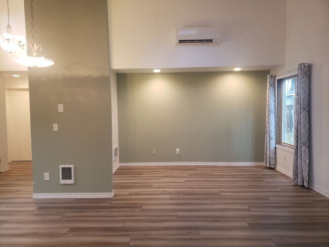 Building Photo - Adorable One-Level House with Huge Backyard in Vancouver!