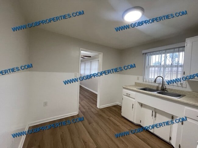 Building Photo - Rent Ready / / Charming 3 Bedoom Home with...