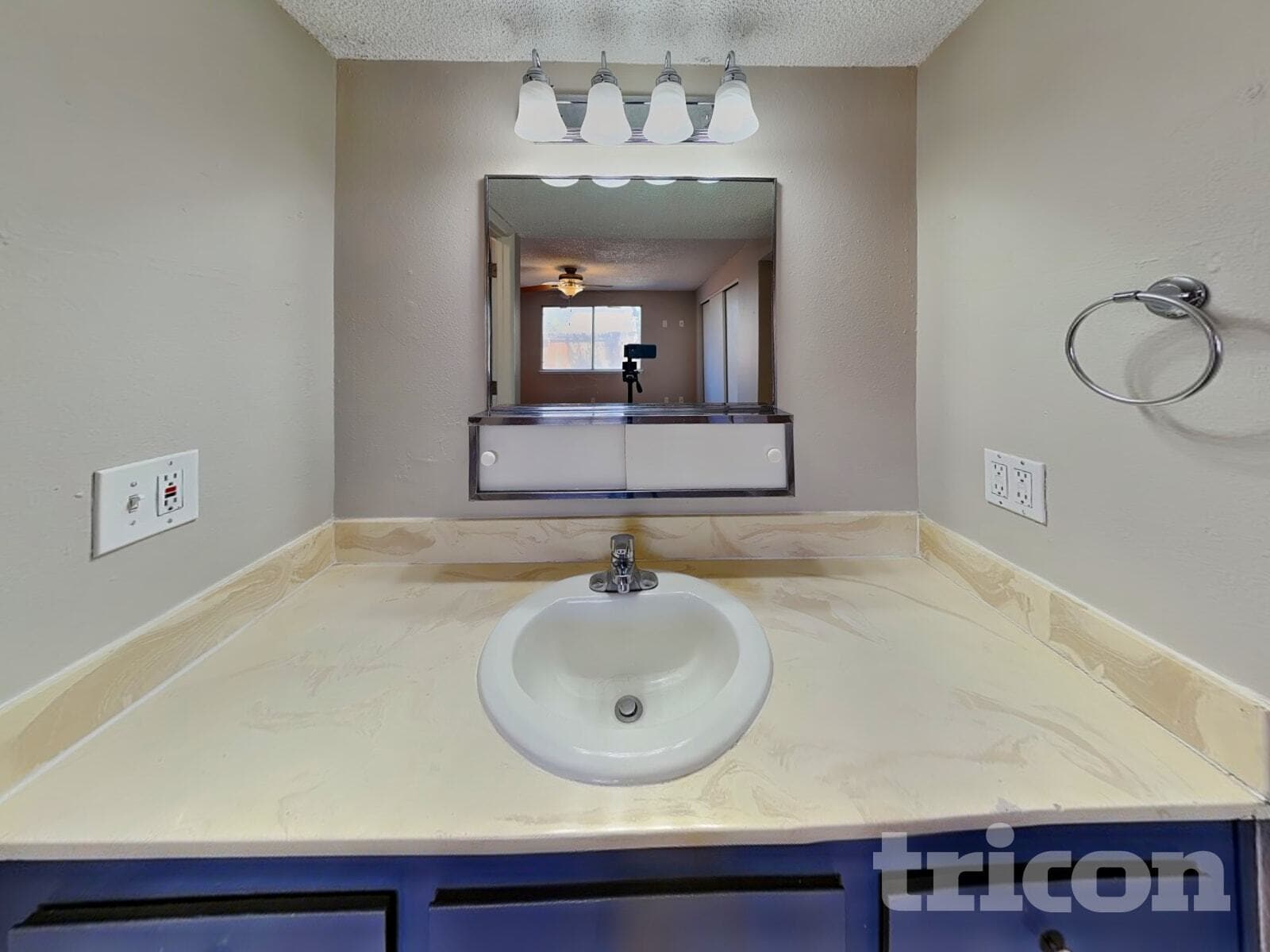 Building Photo - 2255 Howard Dr