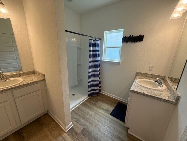 Building Photo - Beautiful 3/2 Single Family house with 2 car garage