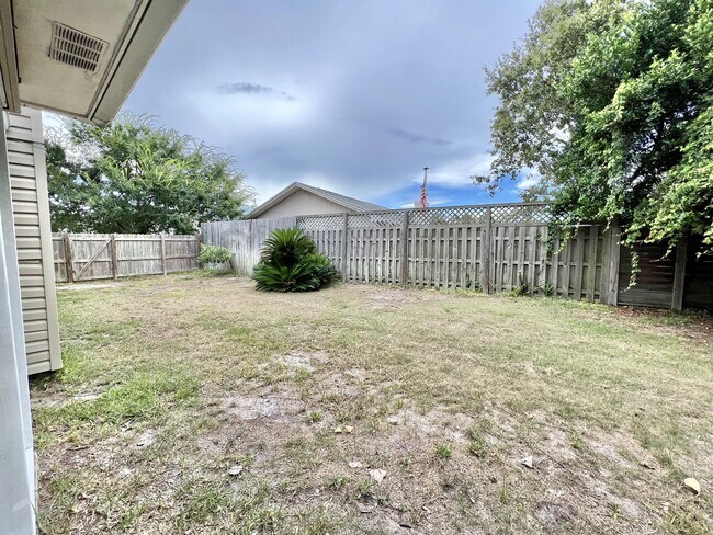 Building Photo - 413 Primrose Cir