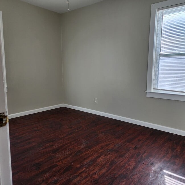 Building Photo - Cute 2 bed Warren with 1.5 car garage