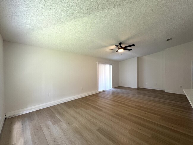 Building Photo - 964 Vanderbilt Dr