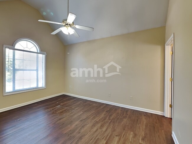 Building Photo - 1319 Vine Cir