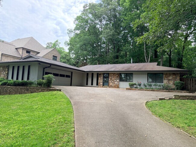 Building Photo - Beautiful Ranch Home in East Cobb's Indian Hills Subdivision!
