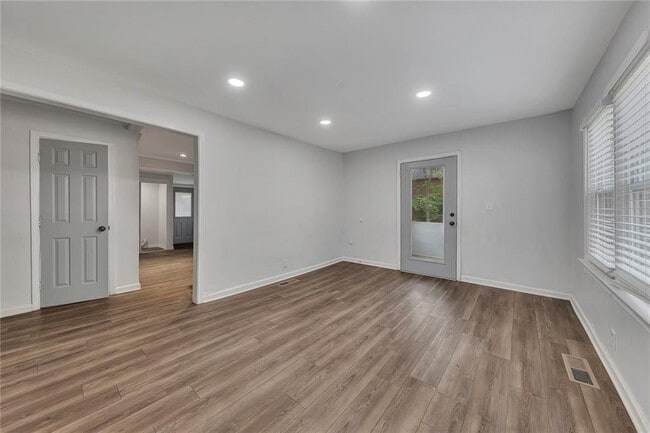 Building Photo - 845 Oak St NW