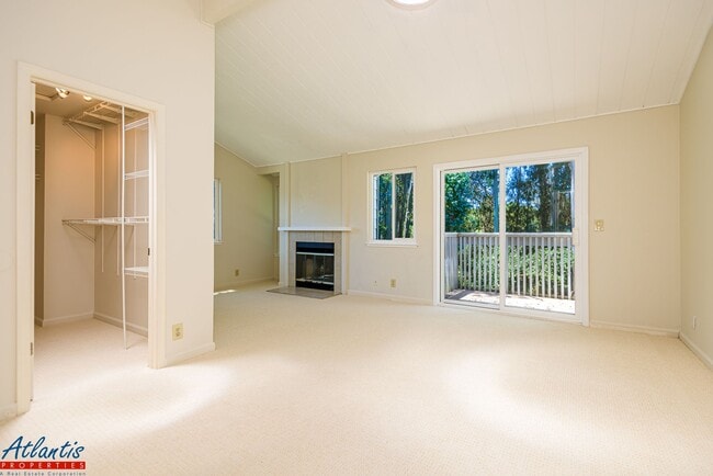 Building Photo - Live Oak Townhouse | Desirable Location