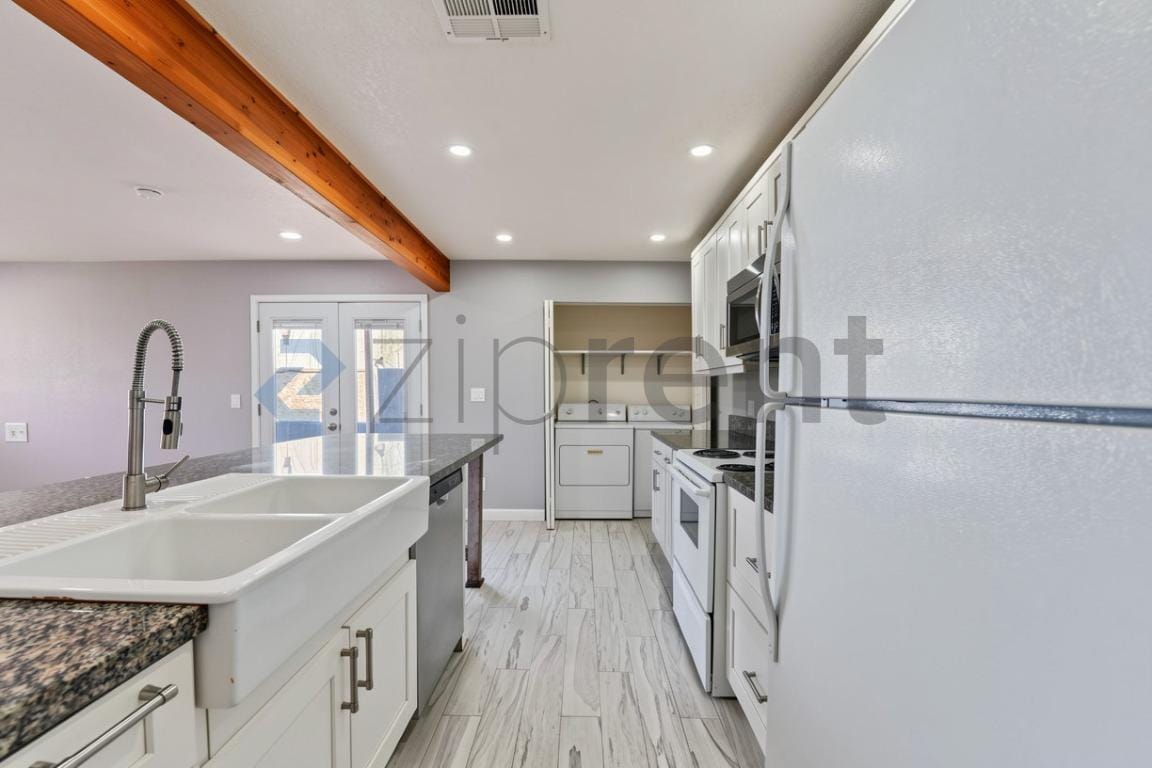 Building Photo - Unit