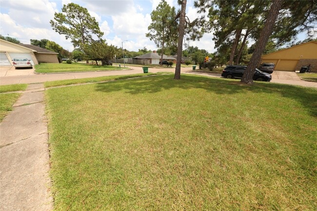 Building Photo - 6910 Pella Dr